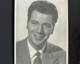Max Bygraves, Iconic British Entertainer, Singer, Comedian, Guaranteed Hand Signed Photo & COA - Certificate Of Authenticity. Framed 15x10cm
