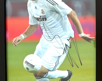 Karim Benzema, Real Madrid, France, joueur/légende, photo signée à la main garantie 30 cm x 20 cm encadrée avec certificat d'authenticité - certificat d'authenticité