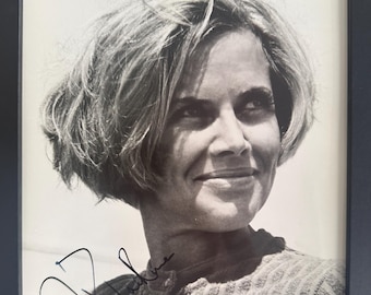 Honor Blackman - 007 'Pussy Galore' Actress, Guaranteed Hand Signed Photo - With COA - Certificate Of Authenticity Framed 10' inch x 8' inch