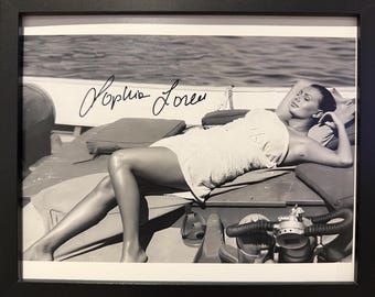 Photo originale signée Sophia Loren - Superbe exemple - Avec COA AFTAL - Certificat d'authenticité. Encadré 10 pi x 8 pi.