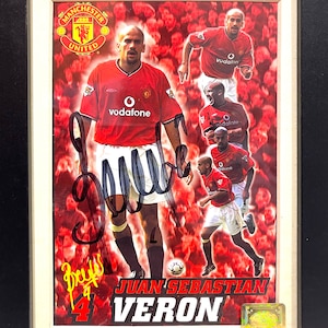 Ex - Argentina and Manchester United Player Juan Sebastian Veron Guaranteed Hand Signed Framed Photo (8&#39; inch X 6&#39; inch Frame) With COA