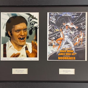 リチャード・キールの『ジョーズ』、ジェームズ・ボンド、希少な保証付き直筆サイン入り『ムーンレイカー』写真プレゼンテーション、AFTAL COA 付き、額入りサイズ 55 cm x 45 cm。