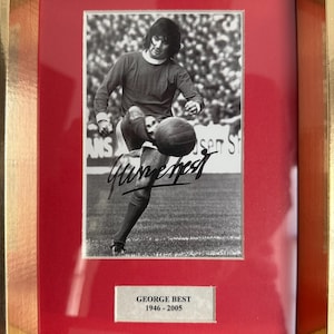 George Best, Manchester United Legend, encadrée 20 x 15 cm, carte postale garantie signée à la main avec certificat d'authenticité, certificat d'authenticité.