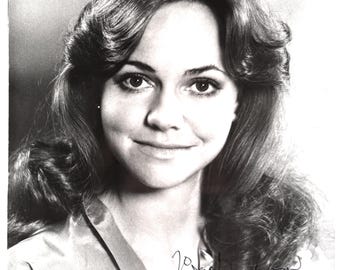 Sally Field, American Actress, Stunning Hand Signed Photo - Amazing Example - With COA - Certificate Of Authenticity. 25cm x 20cm.