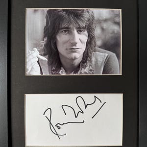 Ronnie Wood Rolling Stones-gitarist, 100% gegarandeerd handgesigneerde kaart met fotopresentatie en AFTAL-lid COA zwart ingelijst 10' x 8' inch