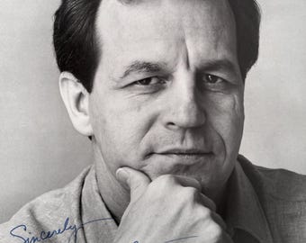 Paul Dooley, American Actor, Stunning Hand Signed Photo - Amazing Example - With COA - Certificate Of Authenticity. 25cm x 20cm.