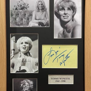Tammy Wynette 100% Gegarandeerd Handgesigneerde kaart Fotopresentatie eiken ingelijst 40 x 30 cm met Stanley Gibbons COA, certificaat van echtheid