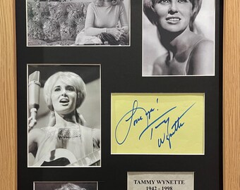 Carte de présentation photo signée Tammy Wynette, garantie à 100 %, encadrée, chêne 40 x 30 cm, avec certificat d'authenticité Stanley Gibbons, certificat d'authenticité