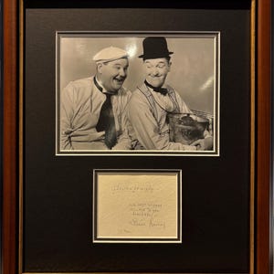 Stan Laurel en Oliver Hardy Uiterst zeldzame, gegarandeerde handgetekende kaartpresentatie met AFTAL COA. Professioneel ingelijst: 41 x 36 cm.