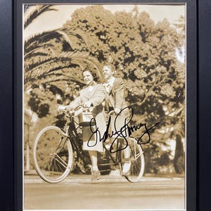 Mickey Rooney, Academy Award-genomineerde/winnaar, gegarandeerd handgesigneerde originele filmpubliciteitsfoto met COA AFTAL - ingelijst: 10&#39; x 8&#39; inch