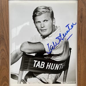 Tab Hunter, famoso actor, cantante y productor estadounidense, foto publicitaria firmada a mano enmarcada de 12 x 9 pulgadas con certificado de autenticidad