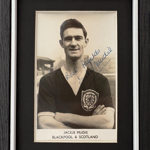 Jack Mudie - Légende du football de Blackpool et de l'Écosse - encadré (8 x 6 po.) carte postale photo garantie à 100 % signée à la main - avec certificat d'authenticité