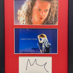 Mick Hucknall, 100% gegarandeerde handgetekende presentatiekaart - met Frasers COA - certificaat van echtheid. Zwart ingelijst: 12 x 9 inch.