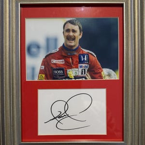 Nigel Mansell handgetekende formule 1-kaartpresentatie, ingelijst: 10' inch x 8' inch, compleet met AFTAL-lid COA-certificaat van echtheid
