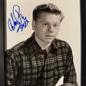 Mickey Rooney, Academy Award-genomineerde/winnaar, gegarandeerd handgesigneerde originele filmpubliciteitsfoto met certificaat van echtscheiding - ingelijst: 10&#39; x 8&#39; inch