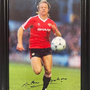 Arthur Graham, ehemaliger Spieler von Manchester United, gerahmt (10 &quot;x 9&quot; Zoll) 100% handsigniertes Foto & AFTAL COA (Echtheitszertifikat)