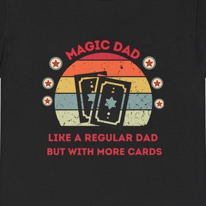 Magisches Hemd 'Wie ein normaler Vater, aber mit mehr Karten' Für die Gathering Players, mit Retro Token Design, ideales Vatertag, Weihnachtsgeschenk