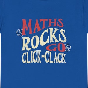 Op de afbeelding: Een koninklijk blauw t-shirt met de tekst "Maths Rocks Go Click-Clack" in witte en rode letters. Twee witte dobbelstenen zijn opgenomen in het ontwerp.