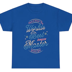 Puede incluir: Una camiseta azul real con un gráfico circular blanco que dice "Así es como se ve el mejor Dungeon Master del mundo".
