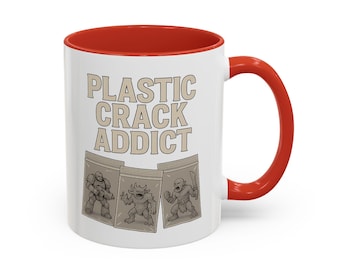 Peut inclure: Mug en céramique blanche avec intérieur et anse rouges. Le mug affiche le texte "PLASTIC CRACK ADDICT" en beige, avec des illustrations de trois personnages de dessins animés dans des sacs en plastique. Le mug est conçu pour les boissons.