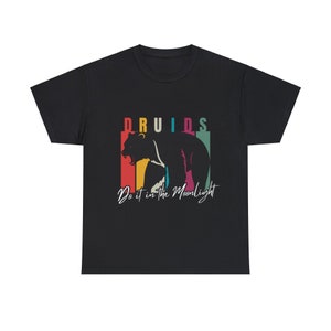 Puede incluir: Camiseta negra con un gráfico retro de un oso y el texto "DRUIDS Do it in the Moonlight".