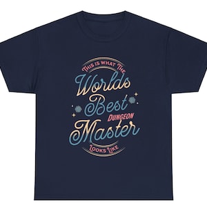 Puede incluir: Camiseta azul marino con un gráfico de estilo vintage que dice "Así es como se ve el mejor Dungeon Master del mundo".