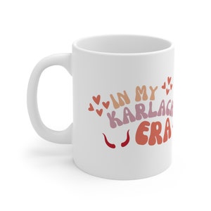 Puede incluir: Taza de cerámica blanca con un gráfico colorido que dice "In My Karlach Era" con corazones y cuernos de diablo rojos.