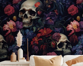 Puede incluir: Un papel tapiz floral oscuro con dos calaveras blancas rodeadas de flores rojas, rosas y moradas. El papel tapiz se muestra en un ambiente de sala de estar con un sofá blanco y almohadas.