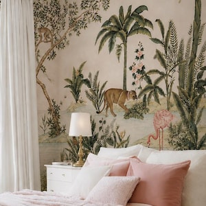 Può includere: Una camera da letto con carta da parati raffigurante una scena nella giungla con palme, una scimmia, un grande felino e un fenicottero rosa. Il letto è coperto da biancheria rosa chiaro con una coperta testurizzata, cuscini bianchi e un comodino.