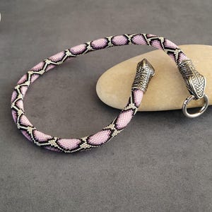 Collar de serpiente con cuentas rosas, cabezas de alpaca, 45 cm de largo.