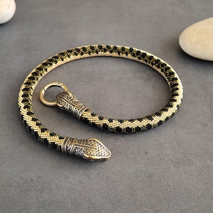 Perlenkette mit Schlangenmotiv: Goldener Königspython, Messingköpfe