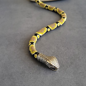 Pärlhalsband med orm, handgjutet mässingshuvud, japanska rospärlor, 40 cm