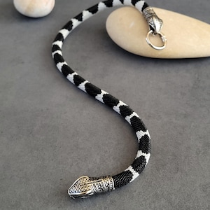 Halsband med kalifornisk kungsorm, japanska pärlor, huvuden i nysilver