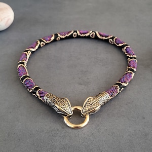 Pärlhalsband med orm, ormspänne i brons, japanska rospärlor