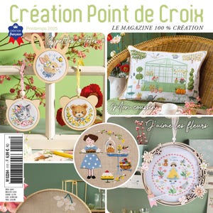 Puede incluir: Una portada de revista que presenta patrones de punto de cruz para proyectos de decoración del hogar. La portada presenta una variedad de diseños, que incluyen una almohada floral, un pájaro en una rama y una niña con un pastel. El título de la revista es "Creation Point de Croix" y el texto "Le Magazine 100% Creation" también es visible.