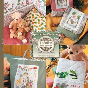 Könnte beinhalten: Eine Collage von Kreuzstichartikeln, darunter ein Bettumrandung, eine Tragetasche und kleine Beutel. Die Designs zeigen Elefanten, Giraffen und andere Tiere. Ein Teddybär und Holzblöcke sind ebenfalls vorhanden. Der Text "Le roi des éléphants" ist sichtbar.