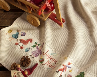 Tea towel 50 linen and 50 cotton. 58 x 8 cm area to embroider in Aida 4.5 pts/cm. + Cross Stitch Creation 103_Christmas Chart