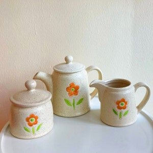 Daisy Stoneware Tea Set 90s / Vintage Set Of Daisy Tea Coffee Pot Sugar and Creamer / Beige Teapot Set / Retro Drinkware, Kitchen Decor
