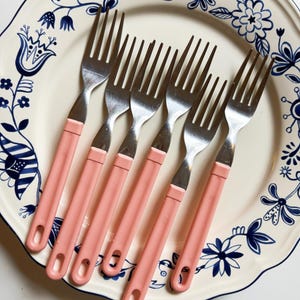 Vintage Pop-Art Babyrosa Bestickset / Rosa och rostfritt stålbestickset 18 delar / Retro kök, matsal unik inredning