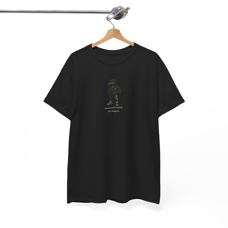 Newcastle United Magpies Unisex T-Shirt aus schwerer Baumwolle, lässiges Fan-Shirt, Sportbekleidung, Geschenk für Fußballliebhaber, Alltagskleidung, Team Merchandise Bild 6