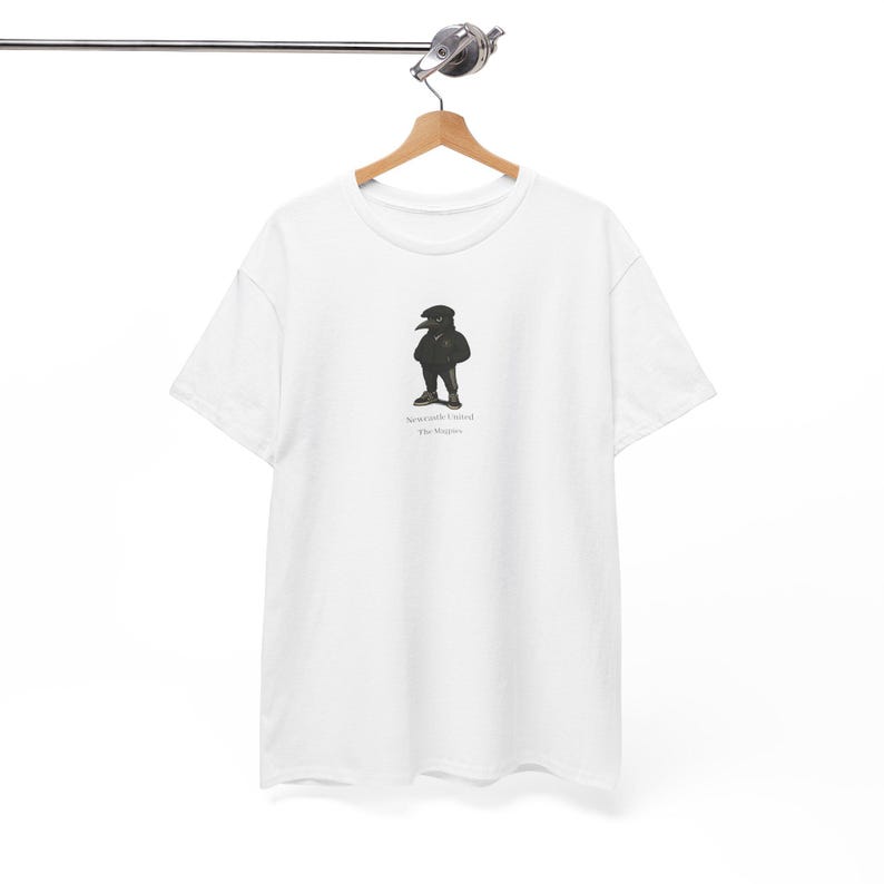 Newcastle United Magpies Unisex T-Shirt aus schwerer Baumwolle, lässiges Fan-Shirt, Sportbekleidung, Geschenk für Fußballliebhaber, Alltagskleidung, Team Merchandise Bild 3