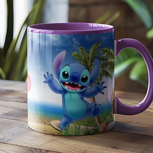 Puede incluir: Una taza de cer&aacute;mica con un personaje de dibujos animados, Stitch, en una escena de playa con palmeras. La taza tiene un asa y un borde morados. El fondo muestra un cielo azul y el oc&eacute;ano. La taza est&aacute; sobre una superficie de madera.