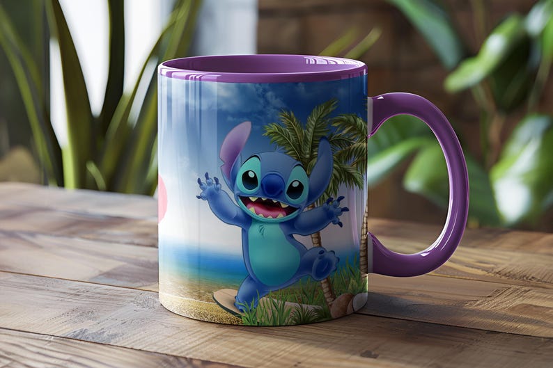 Puede incluir: Una taza de cer&aacute;mica con un personaje de dibujos animados, Stitch, en una escena de playa con palmeras. La taza tiene un asa y un borde morados. El fondo muestra un cielo azul y el oc&eacute;ano. La taza est&aacute; sobre una superficie de madera.