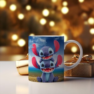 Puede incluir: Taza de cer&aacute;mica blanca con un personaje de dibujos animados azul con grandes orejas y una amplia sonrisa. El personaje est&aacute; apilado uno encima del otro, con un cielo azul y un fondo de oc&eacute;ano. La taza tiene un asa blanca y est&aacute; junto a una caja de regalo dorada.