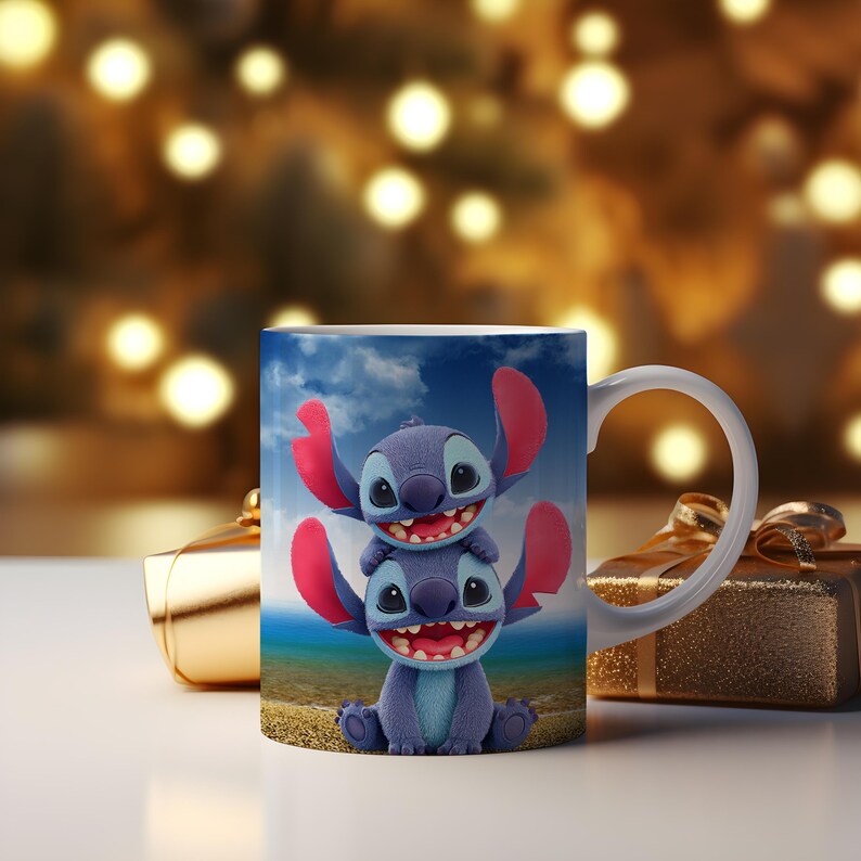 Puede incluir: Taza de cer&aacute;mica blanca con un personaje de dibujos animados azul con grandes orejas y una amplia sonrisa. El personaje est&aacute; apilado uno encima del otro, con un cielo azul y un fondo de oc&eacute;ano. La taza tiene un asa blanca y est&aacute; junto a una caja de regalo dorada.