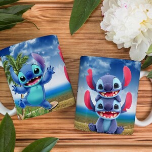 Puede incluir: Dos tazas de cer&aacute;mica blanca con im&aacute;genes de Stitch de Lilo & Stitch. Una taza muestra a Stitch surfeando, la otra a Stitch apilado. Las tazas est&aacute;n sobre una bandeja de madera con hojas verdes y una flor blanca.