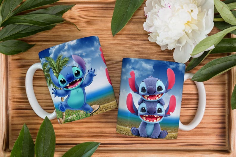 Puede incluir: Dos tazas de cer&aacute;mica blanca con im&aacute;genes de Stitch de Lilo & Stitch. Una taza muestra a Stitch surfeando, la otra a Stitch apilado. Las tazas est&aacute;n sobre una bandeja de madera con hojas verdes y una flor blanca.