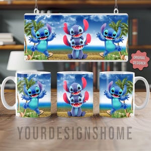Puede incluir: Tazas de cer&aacute;mica blanca con un personaje de dibujos animados azul con orejas grandes y una expresi&oacute;n amigable. El dise&ntilde;o incluye una escena de playa con palmeras y el texto "YOURDESIGNSHOME". Un letrero a juego cuelga encima.