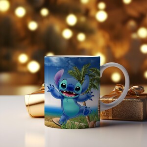 Puede incluir: Taza de cer&aacute;mica blanca con una vibrante ilustraci&oacute;n del personaje Stitch de Lilo & Stitch en una escena de playa. La taza tiene un asa blanca y est&aacute; rodeada de cajas de regalo.