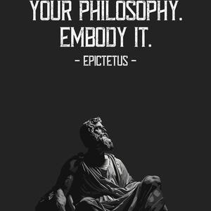 Puede incluir: Imagen en blanco y negro de una estatua de un hombre sentado con la cabeza inclinada hacia arriba. La cita "No expliques tu filosof&iacute;a. Enc&aacute;rnala. - Epicteto -" est&aacute; impresa sobre la estatua.